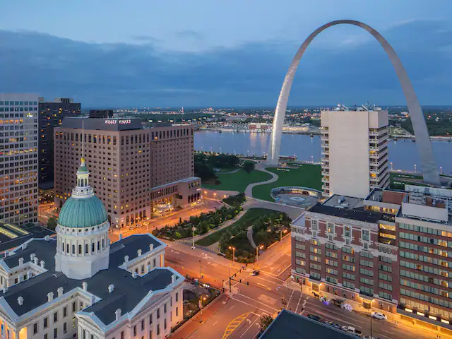 Hyatt-Regency-St-Louis-at-The-Arch-P295-Arch-Park-Exterior.4x3